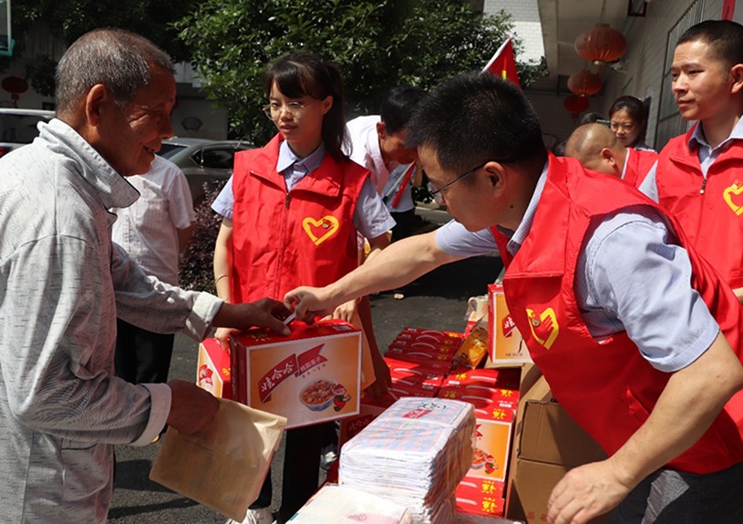 为增强党组织的活力和凝聚力，，施展党员先锋模范带举措用。。6月28日上午，，在庆祝建党102周年之际，，江西AB娱乐电声科技有限公司党支部来到了桐木镇庆幸敬老院
