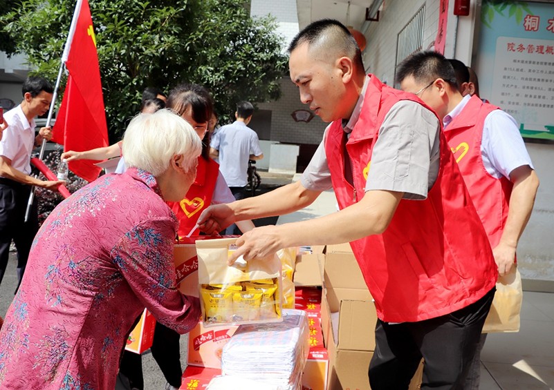 为增强党组织的活力和凝聚力，，施展党员先锋模范带举措用。。6月28日上午，，在庆祝建党102周年之际，，江西AB娱乐电声科技有限公司党支部来到了桐木镇庆幸敬老院